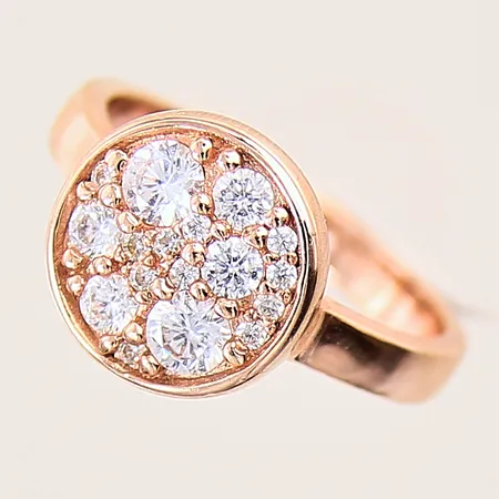 Ring med vita stenar, Sif Jakobs, stl: 17½, bredd: 2,7-11,6mm, rosé förgylld silver 925/1000 Vikt: 3,9 g