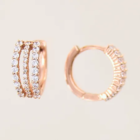 Ett par örhängen creoler med vita stenar, Ø10,4mm, bredd: 5,9mm, förgylld silver 925/1000 Vikt: 3,2 g