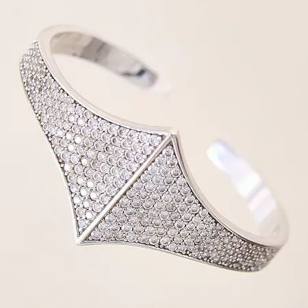 Armring med vita stenar, Sif Jakobs, Ø51,9mm, bredd: 5,5-25mm, silver 925/1000 Vikt: 20 g