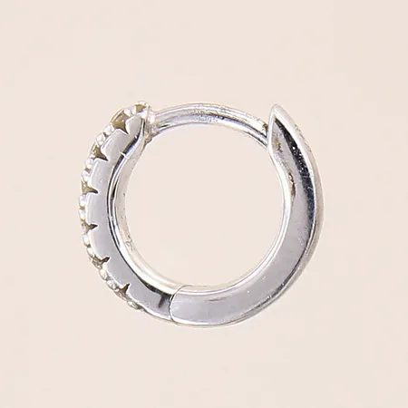 Udda örhänge med vita stenar, Ø7mm, bredd: 2,4mm, silver 925/1000 Vikt: 0,7 g