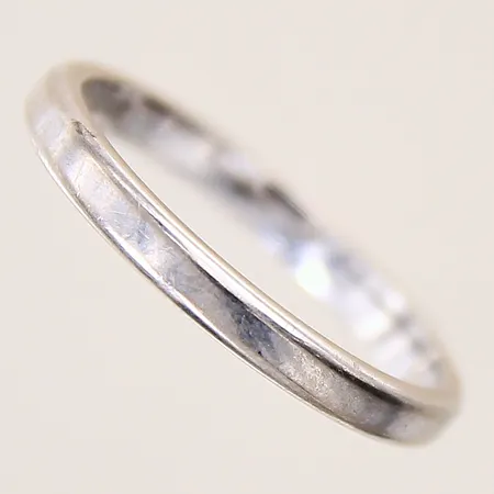 Ring, slät, stl: 18, bredd: 2,4mm, vitguld, 18K  Vikt: 3,1 g