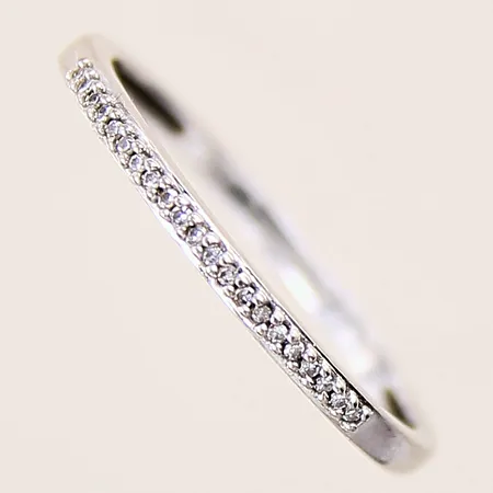 Ring med diamanter 21xca0,005ct, stl: 18¾, bredd: 1,6mm, vitguld, GHA, 18K  Vikt: 1,9 g