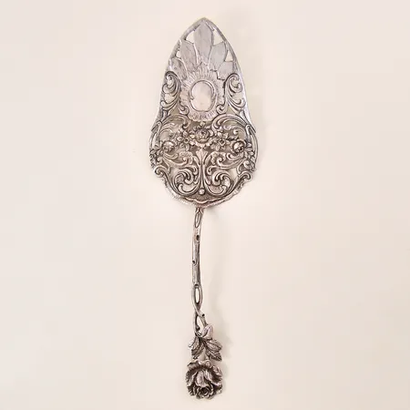 Tårtspade med dekor, längd 19,5cm, modell Rosen, silver 830/1000 Vikt: 35,1 g