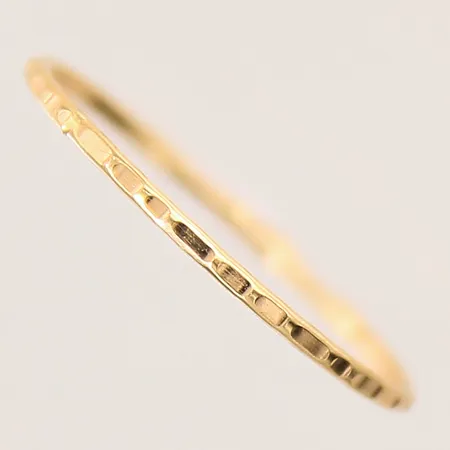 Ring, hamrad dekor, stl 17¼, bredd 1mm, 18K Vikt: 0,6 g