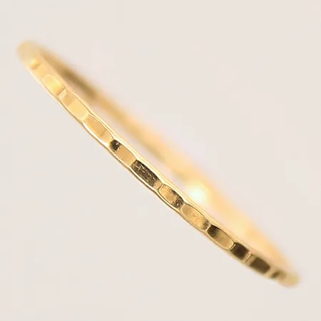 Ring, hamrad dekor, stl 17, bredd 1mm, 18K Vikt: 0,6 g