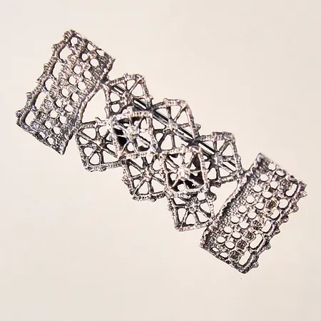 Brosch med genombruten dekor, 65x28mm, silver 830/1000 Vikt: 16,5 g