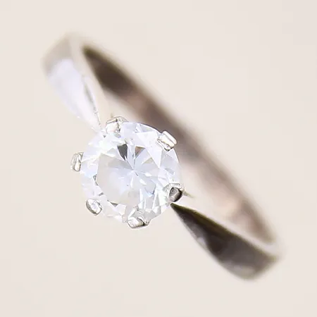Ring med vit sten, stl 16, bredd 2-6mm, silver 925/1000 Vikt: 1,8 g