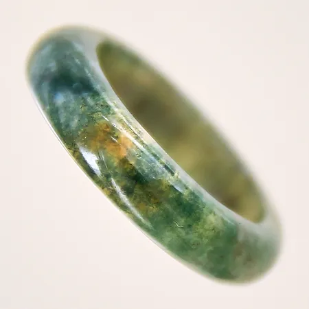 Ring i grön plast, stl 17, bredd 4,8mm, flera nagg på kanten