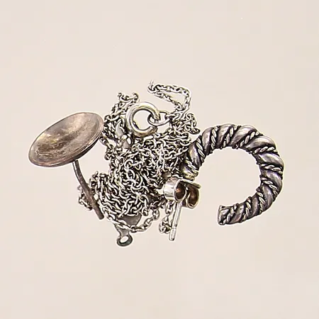 Silversmycken, udda, defekta, silver 830-925/1000 Vikt: 6,2 g