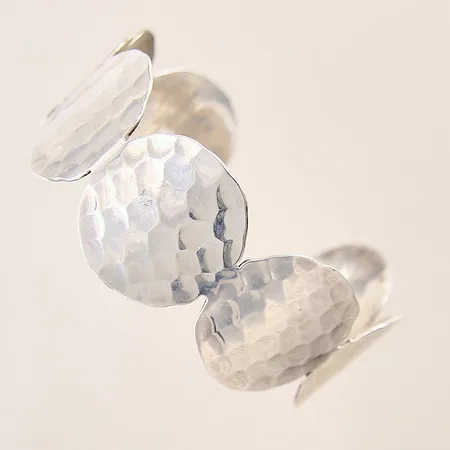 Armring med hamrad dekor, Ø6,5cm, öppen modell, skev, silver 925/1000 Vikt: 31,5 g
