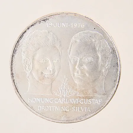 Minnesmynt Konung Carl XVI Gustaf Drottning Silvia, 19 juni 1976, Ø36mm, nominellt värde 50kr, silver 925/1000 Vikt: 26,9 g