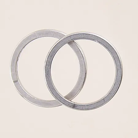2 Ringar, stl: 17, bredd: 2,1mm, gravyr, Platina 950/1000 Vikt: 9 g