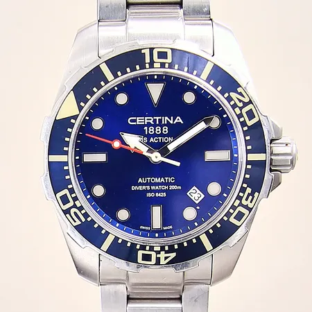 Herrur Certina DS Action Diver´s 200m, Ø42mm, stål, automatisk, referensnr: C013407 A, serienr: H3DJD84DL, safirglas, datum, blå urtavla, viklås, en extra länkbit, smärre repor på länk, certifikat från 2016, manualer, box skadad, ytterkartong. 