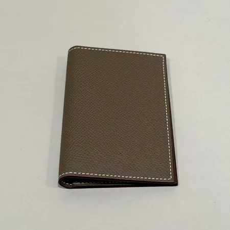 Korthållare Hermès, Porte Cartes Mc2 Euclide, epsom étoupe läder, referensnr: H043033CA, 10.5 x 7.5 cm, kvitto från Hamngatan 2023, etui. 