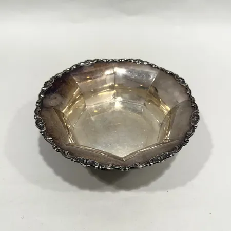 Skål på fötter med dekor, höjd 6cm, Ø17cm, silver 830/1000 Vikt: 173,7 g