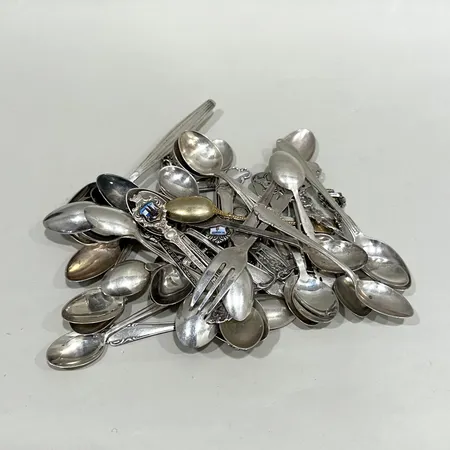 Skedar 40st, olika modeller, emaljdetaljer, vissa graverade, Bakelsegaffel 1st, silver 830/1000 Vikt: 526,9 g