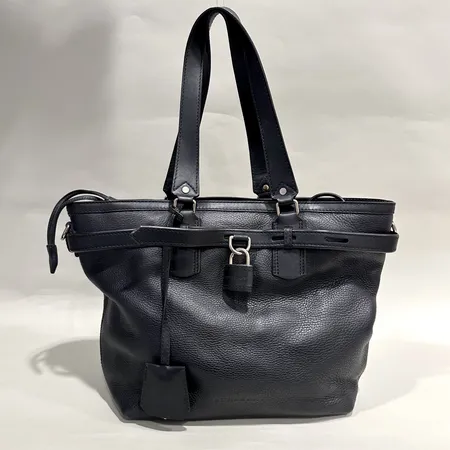 Väska Burberry, Pebbled bag, svart läder, monogram tyg invändigt, silverfärgade beslag, 43 x 31 x 12cm, lås samt nycklar, bruksskick, dustbag. 