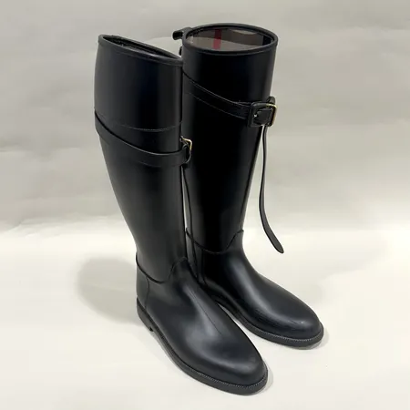 Stövlar, Burberry, Rubber Belted Rain Boots, svart läder, spänne justerbart,  monogramtyg invändigt, stl: 39, höjd: 40cm, repig/slitage nedtill stövlarna, saknar knapp på baksidan, inga tillbehör. 
