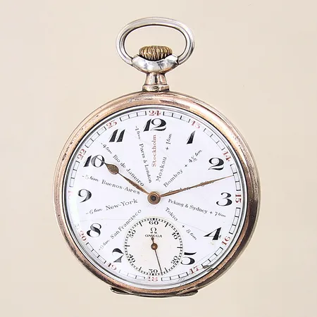 Fickur, Omega sk "Phileas Fogg", Bienne Geneve, 49mm, liten sekundvisare, verknr: 6937701, boettnr: 7846931, världstidvisning med Stockholm på kl 12, 1900-talets första hälft, innerboett i silver, urtavla med krackeleringar, angripna visare, repor på insidan av boett samt på innerboett, bruksslitage, silver 800/1000, bruttovikt: 74,4g Denna modell tillverkades för den svenska marknaden