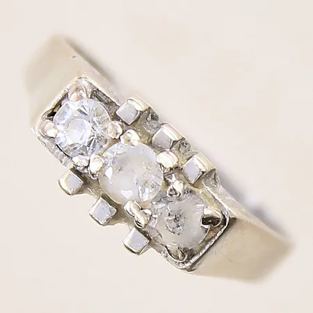 Ring med vita stenar, stl: 17, bredd: 2,2-6,6mm, vitguld, 18K  Vikt: 3,3 g