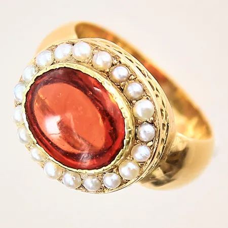 Ring med imitationspärlor samt röd sten, stl: 17¼, bredd: 6,5-14,2mm, gravyr, 20K  Vikt: 10 g