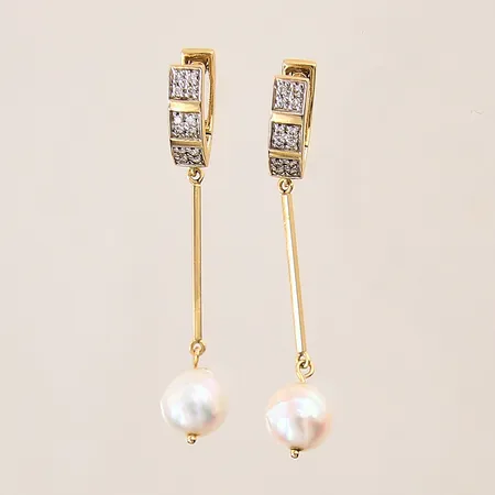 Ett par örhängen med diamanter 24 x ca 0,01ct samt odlade saltvattenspärlor Ø8,8mm, längd 52mm, GFAB, 18K  Vikt: 8 g