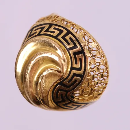 Ring med svart emalj, stl 18½, ca bredd 2,5-20mm, bucklig. 21K  Vikt: 4,3 g