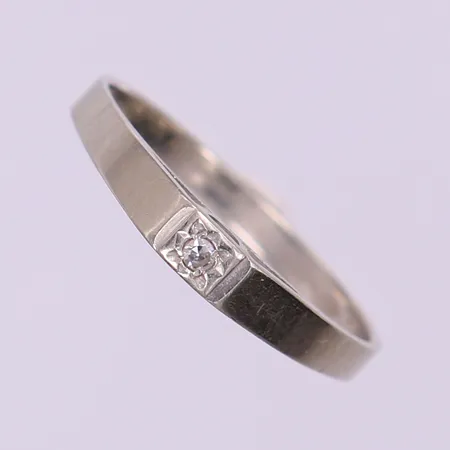 Ring med 8/8-slipad diamant 1 x 0,02ct, stl: 18¼, bredd 2,3-3,1mm, vitguld 18K.  Vikt: 1,8 g