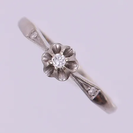 Ring med briljantslipad diamant 1 x 0,03ct, 8/8-slipade diamanter 2 x 0,01ct, vitguld 18K.  Vikt: 2,1 g