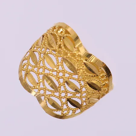 Ring med filigranarbete, stl 18, bredd 17-4,5mm. 21K Vikt: 3,1 g