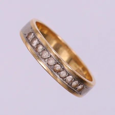 Ring med vita stenar, stl: 18, bredd 4mm, tvåfärgat guld 18K.  Vikt: 4,4 g