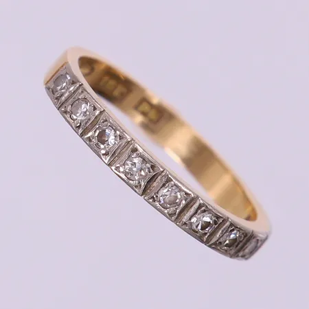 Ring med 8/8-slipade diamanter 10 x 0,02ct , stl: 18, bredd 2,8mm, något bucklig, vit/gult guld 18K.  Vikt: 3,4 g