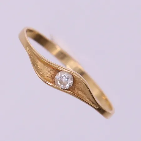 Ring med vit sten, stl: 18¼, bredd 2-4,5mm, skev, 18K.  Vikt: 1,5 g