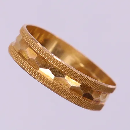 Ring med mönsterdekor, stl 17½, bredd 5mm, bucklig. 21K Vikt: 1,5 g