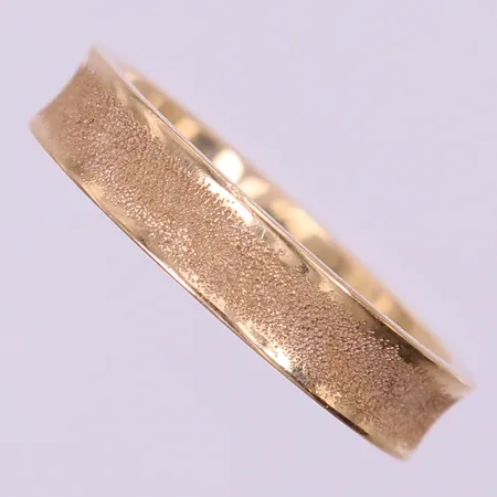 Ring med frostad dekor, stl 20¾, ca bredd 5mm, gravyr. 14K  Vikt: 6,9 g