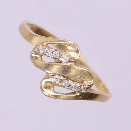 Ring med vita stenar, stl 17¾, bredd ca 1,5-10mm. 14K  Vikt: 1,5 g