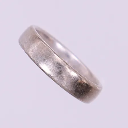 Ring vitguld slät, stl 14¾, ca bredd 4mm, gravyr. 18K  Vikt: 3,9 g