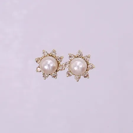 Ett par örhängen med odlade pärlor ca Ø6,5mm 18K, påhängen med diamanter ca 16x0,003ct 14K. Bruttovikt 3,1g Vikt: 3,1 g
