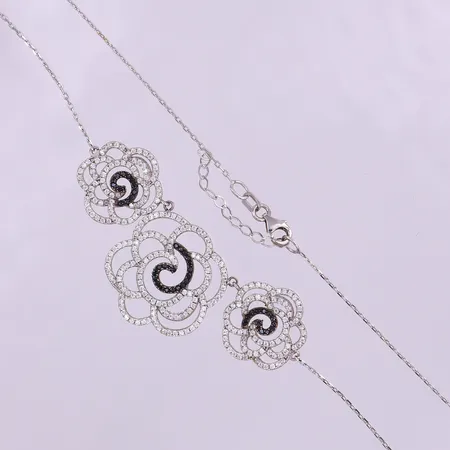 Collier med vita och svarta stenar, ca 43,5-47cm, bredd 1-21,5mm, knut på kedja. 14K  Vikt: 7,3 g