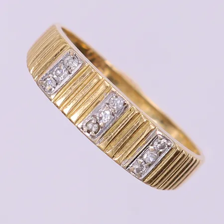 Ring med 8/8-slipade diamanter ca 9x0,01ct, bredd 17½, bredd 1,5-5,5mm, bucklig. 18K Vikt: 3,1 g