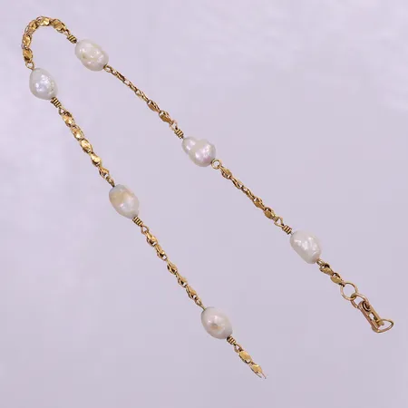 Armband med odlade pärlor, ca 20cm, bredd 2-5,5mm, trasig vid ändögla, ostämplad. 18K  Vikt: 4,3 g