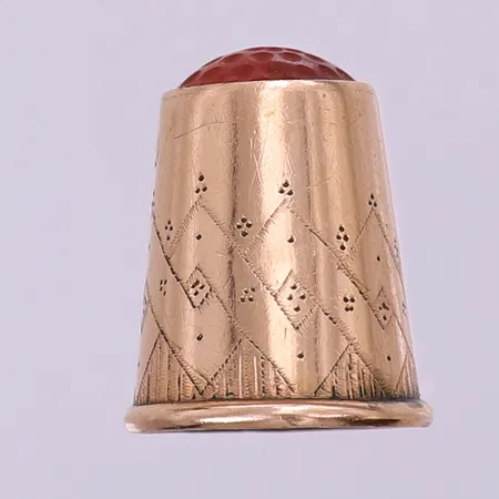 Fingerborg med orange sten, höjd ca 21mm, gravyr, 14K Vikt: 3 g