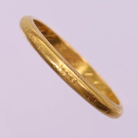 Ring, slät, stl: 20, bredd 2,7mm, gravyr, 23K.  Vikt: 4,4 g