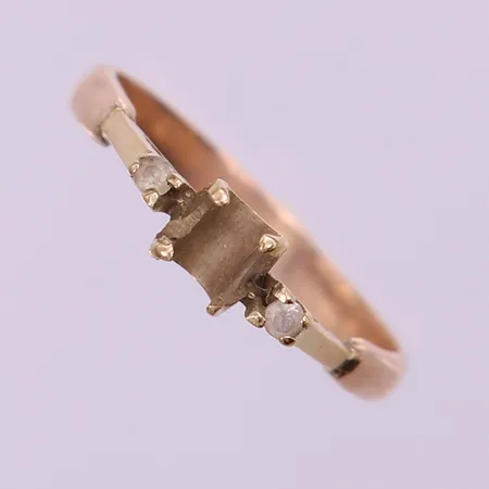 Ring med vita stenar, stl 17¾, ca bredd 2,5-4,5mm, saknar sten, ostämplad. 14K  Vikt: 2,4 g