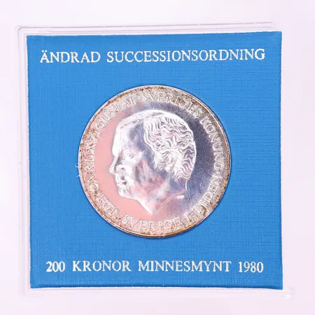 Minnesmynt Ø36mm, Sveriges Konung Carl XVI Gustaf - För Sverige i tiden, ändrad successionsordning, år 1980, nominellt värde 200kr, plastetui, silver 925/1000.  Vikt: 27 g