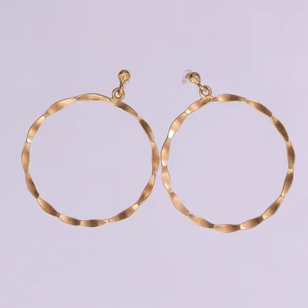 Ett par örhängen, ca 26x22mm, en snurrebuss i gulmetall. 18K Vikt: 1,5 g