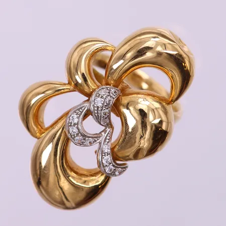 Ring med vita stenar, stl 18, ca bredd 3-37,5mm, ihålig, bucklig. 18K Vikt: 4 g