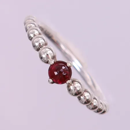 Ring, Pandora, med röd sten, stl 17, bredd 1,5-5mm. 925/1000 silver Vikt: 2,4 g