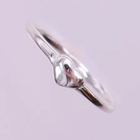Ring med hjärta, stl 14½, ca bredd 1-4mm. 925/1000 silver Vikt: 0,8 g