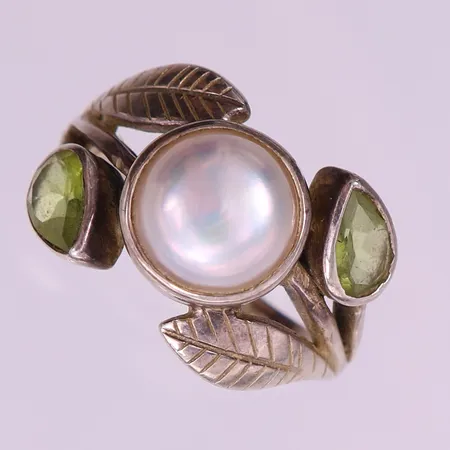 Ring med gröna stenar och odlad pärla, stl 18, ca bredd 2-15,5mm. 925/1000 silver Vikt: 6,1 g